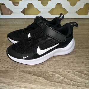 Nike Revolution 7 PSV kids' running shoe in black and white Size 8 Never Worn